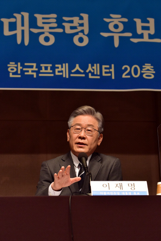 이재명 민주당 대선후보가 10일 서울 중구 한국프레스센터에서 열린 관훈클럽 초청 토론회에서 질문에 답변하고 있다. 국회사진기자단=연합뉴스